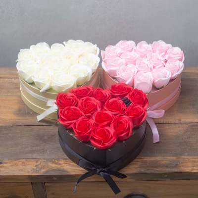 Mydlany Flower Box - 13 Czerwonych Róż w Pudełku w kształcie Serca