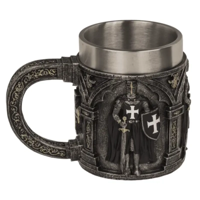 Kufel Rycerski - Średniowieczny Stojący Rycerz w Zbroi