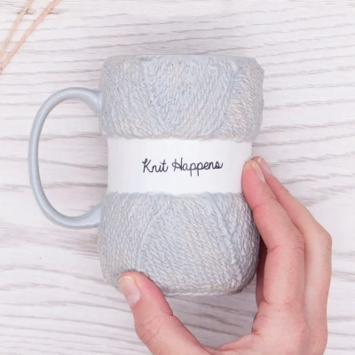 Kubek Motek Wełny Włóczki z napisem "Knit Happens" - Prezent dla Dziewiarki
