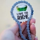 Rowerowy Otwieracz do Butelek z Łańcuchem i napisem LIVE TO RIDE